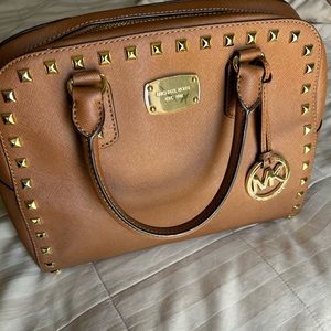 Michael kors tore hand bag used in good condition